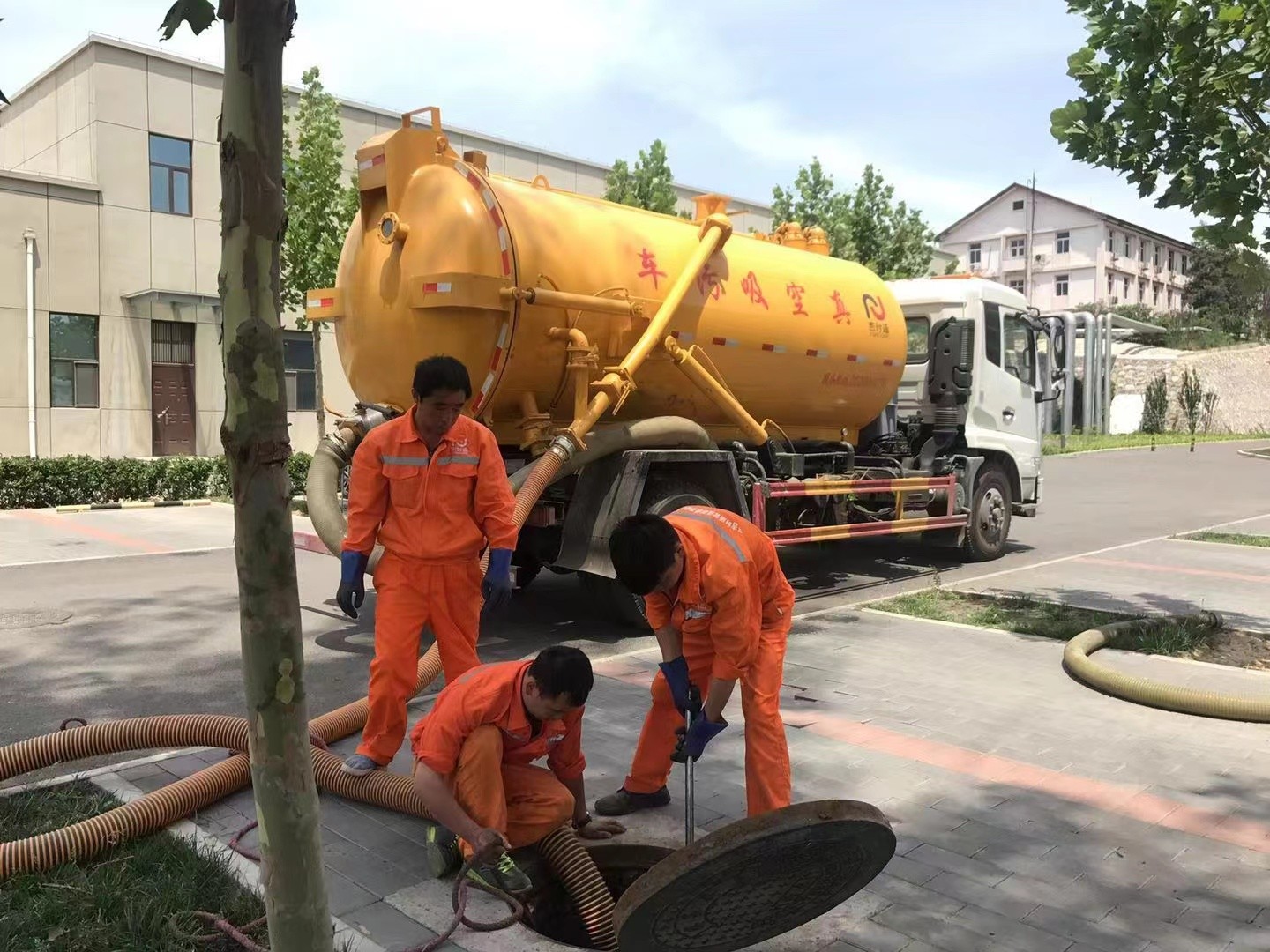 雅江管道疏通车停在窨井附近