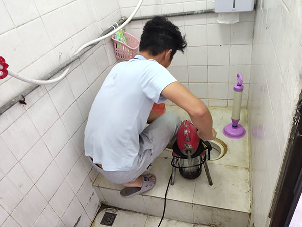 雅江管道堵塞冒臭气 专业师傅现场解决问题