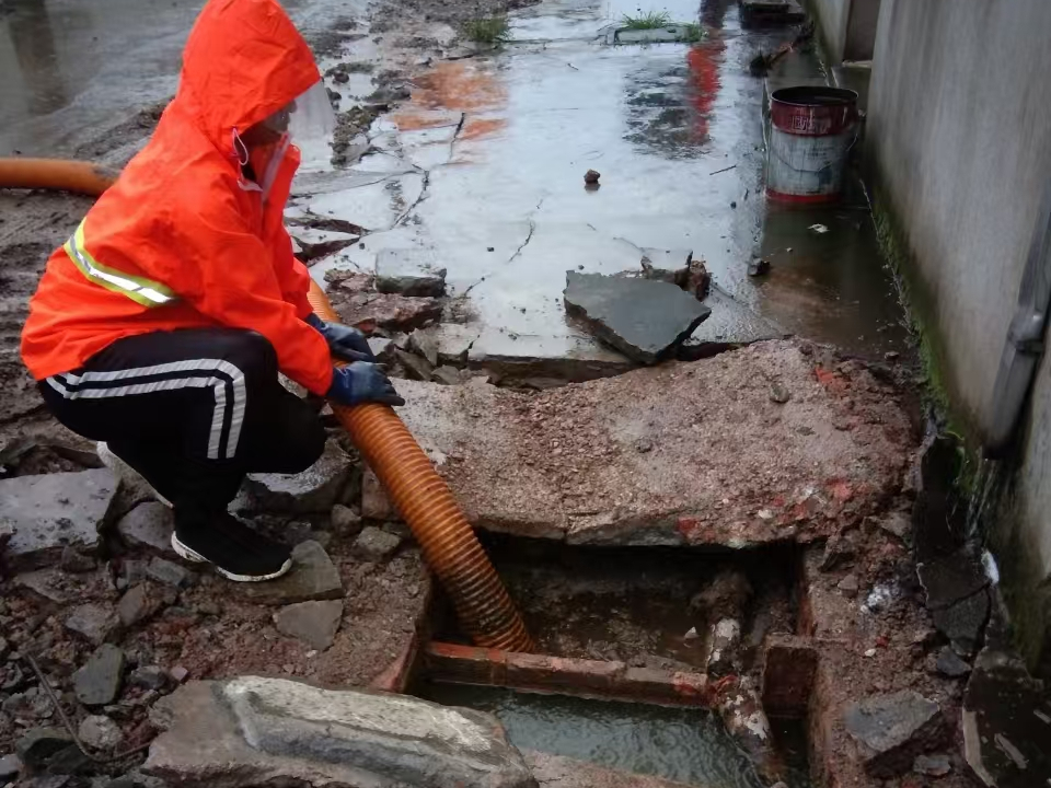 雅江专业清理污水池 炜誉市政以规范流程守护城市 “肠道”