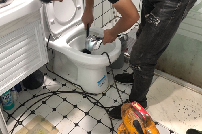 雅江马桶堵塞自己疏通还是找师傅?专业上门服务让你省时更省心